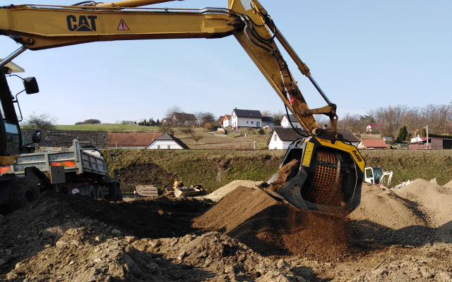 Screening Bucket MB-S14 working on a pipeline project.
