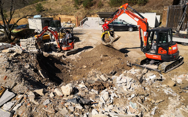 Screening Bucket MB-S10 on excavator Kubota U55