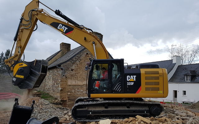 The BF80.3 crusher bucket, crushing demolition waste of a building in France.