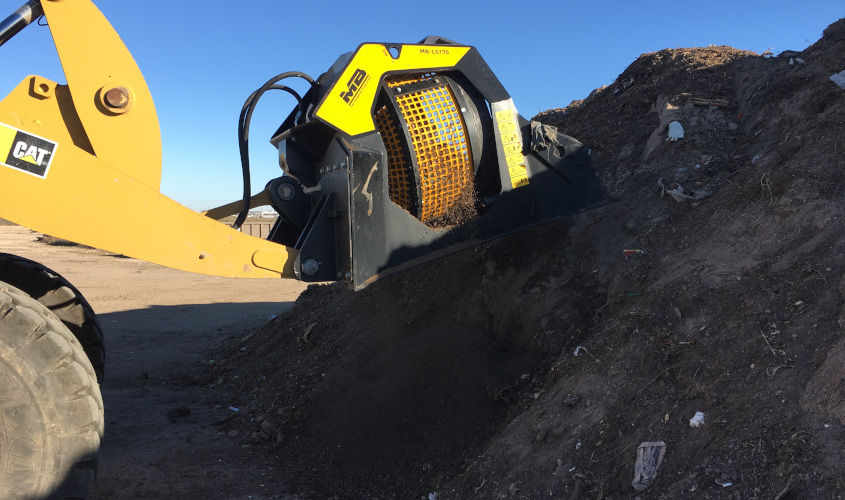 Une municipalité française a utilisé un godet cribleur MBL-S170 pour tamiser et trier les déchets collectés par les balayeurs de voirie, tels que le bois, le plastique, les canettes. Une municipalité française a utilisé un godet cribleur MBL-S170 pour tamiser et trier les déchets collectés par les balayeurs de voirie, tels que le bois, le plastique, les canettes.