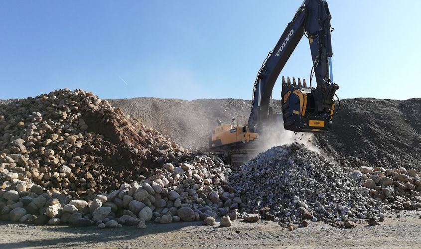 We are near Geneva, Switzerland, where stones pebbeles extracted in a quarry for sand production is being crushed by the BF135.8. We are near Geneva, Switzerland, where stones pebbeles extracted in a quarry for sand production is being crushed by the BF135.8.