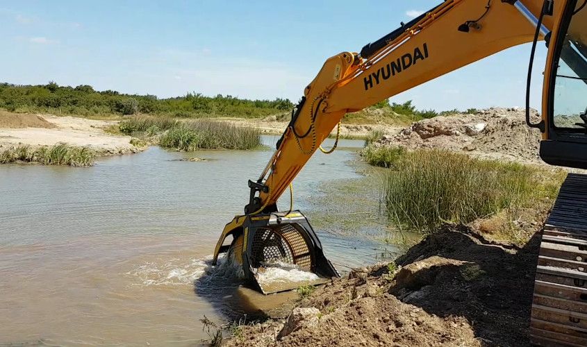 MB-S18 is screening basalt and river rock. MB-S18 is screening basalt and river rock.
