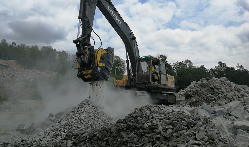 Müşterimiz granit ocağında Volvo EC240 üzerine takilmis BF90.3 kırıcı kova kullanarak granit atıklarını kırıyor. Müşterimiz granit ocağında Volvo EC240 üzerine takilmis BF90.3 kırıcı kova kullanarak granit atıklarını kırıyor.