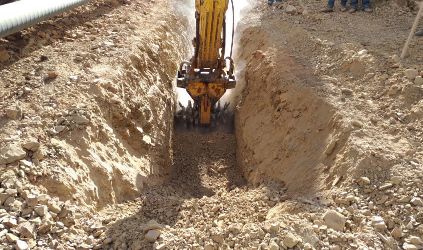 Bolivya'da bir Komatsu PC200 ekskavatöre takılı MB-R800 tamburlu kesici kayaları ve graniti frezeliyor. Bolivya'da bir Komatsu PC200 ekskavatöre takılı MB-R800 tamburlu kesici kayaları ve graniti frezeliyor.