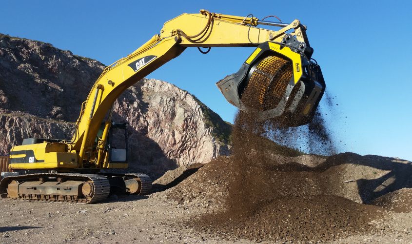 MB-S18 eleme kovası Saint Pierre ve Miquelon'da Caterpillar 330 ekskavatör üzerinde çalışıyor. MB-S18 eleme kovası Saint Pierre ve Miquelon'da Caterpillar 330 ekskavatör üzerinde çalışıyor.