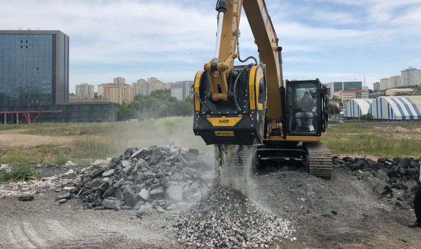 The BF90.3 crusher bucket is crushing black basalt in Turkey on a Caterpillar 320 GC excavator. The BF90.3 crusher bucket is crushing black basalt in Turkey on a Caterpillar 320 GC excavator.
