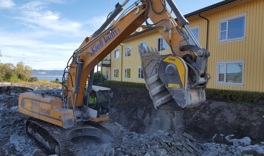 La cuchara trituradora BF135.8 está trabajando en Noruega en una obra para la construcción de un hospital. La cuchara trituradora BF135.8 está trabajando en Noruega en una obra para la construcción de un hospital.