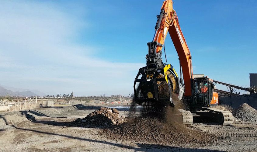 The MB-S18 screening bucket is screening pebbles and basalt in Chile. The MB-S18 screening bucket is screening pebbles and basalt in Chile.