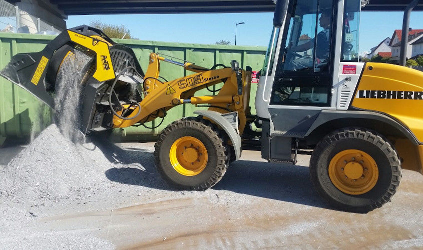 Ein auf einem Lader installierter MB-LS170-Sieblöffel siebt den Aluminiumabfall. Ein auf einem Lader installierter MB-LS170-Sieblöffel siebt den Aluminiumabfall.