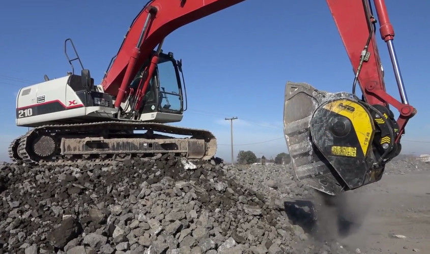 In Argentina, a BF80.3 crusher bucket recycles foundry waste to put it back into the production cycle. In Argentina, a BF80.3 crusher bucket recycles foundry waste to put it back into the production cycle.