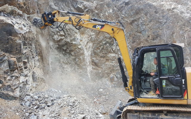 Drum Cutter MB-R700 on excavator Caterpillar