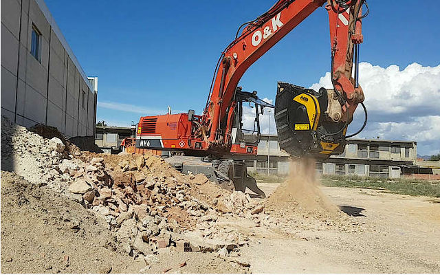 Crusher Bucket BF90.3 on a O&K excavator