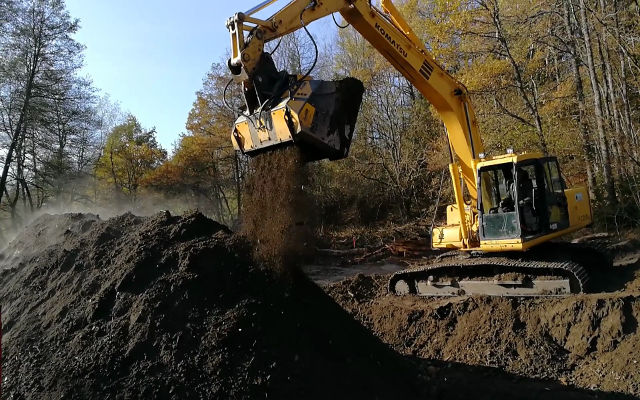 Godet Cribleur Broyeur sur une pelle Komatsu