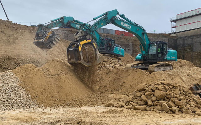 Godet concasseur et cribleur sur le chantier du nouveau bâtiment de la Communautée Européenne