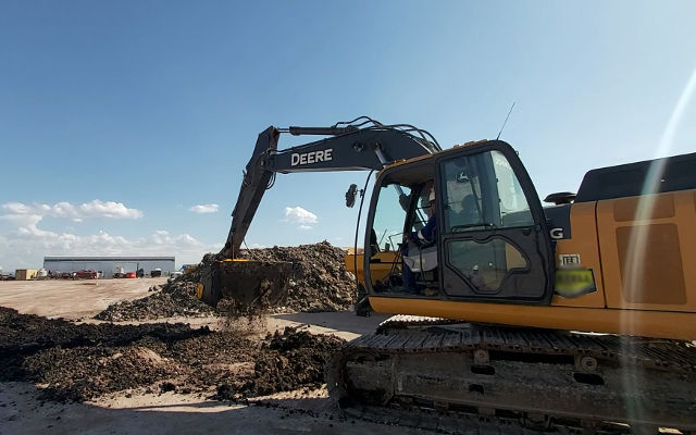 The MB-HDS320 padding bucket separating soil contaminated with hydrocarbons.