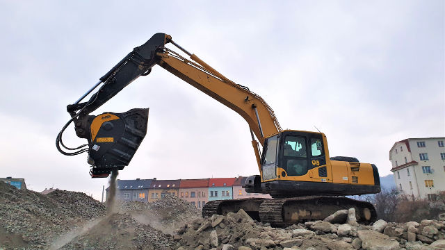 Jaw crusher bucket  BF90.3 on a Komatsu Excavator crushing demolition material