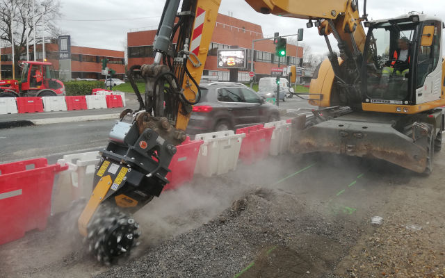 MB Crusher creating the grooved rail to the Bordeaux Mérignac Airport