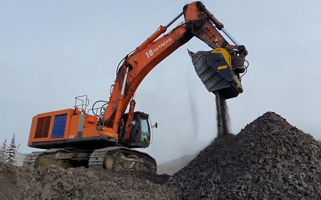 The excavator crusher BF135.8 is crushing coal for a road maintenance project.