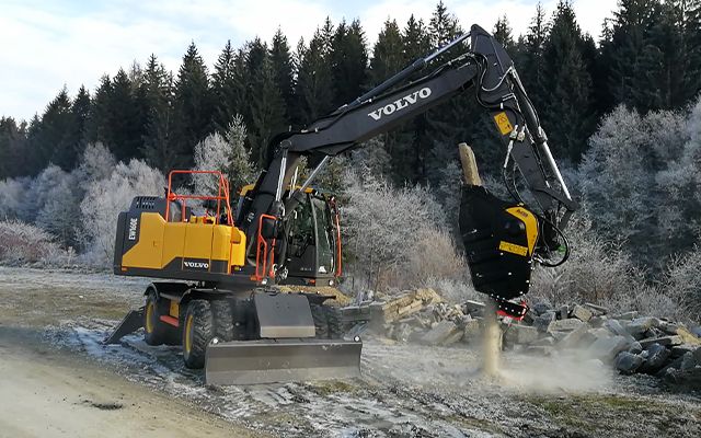 The BF70.2 crusher bucket recycles demolition material and concrete. 