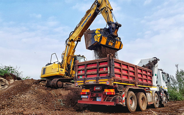 Padding bucket selecting topsoil