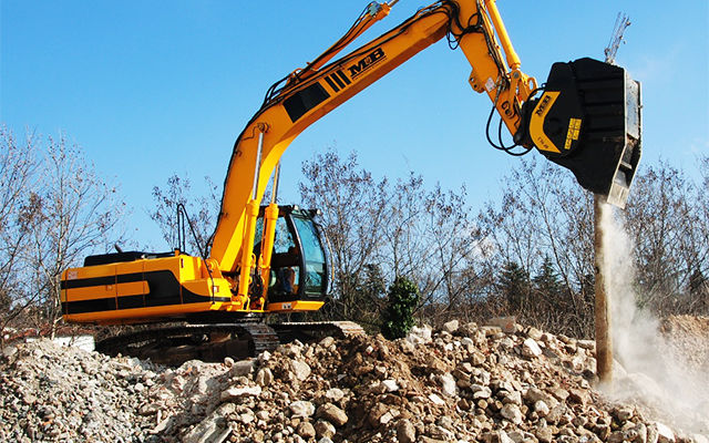  Drticí lžíce BF70.2 recykluje železo i stavební materiály díky instalaci elektromagnetu.