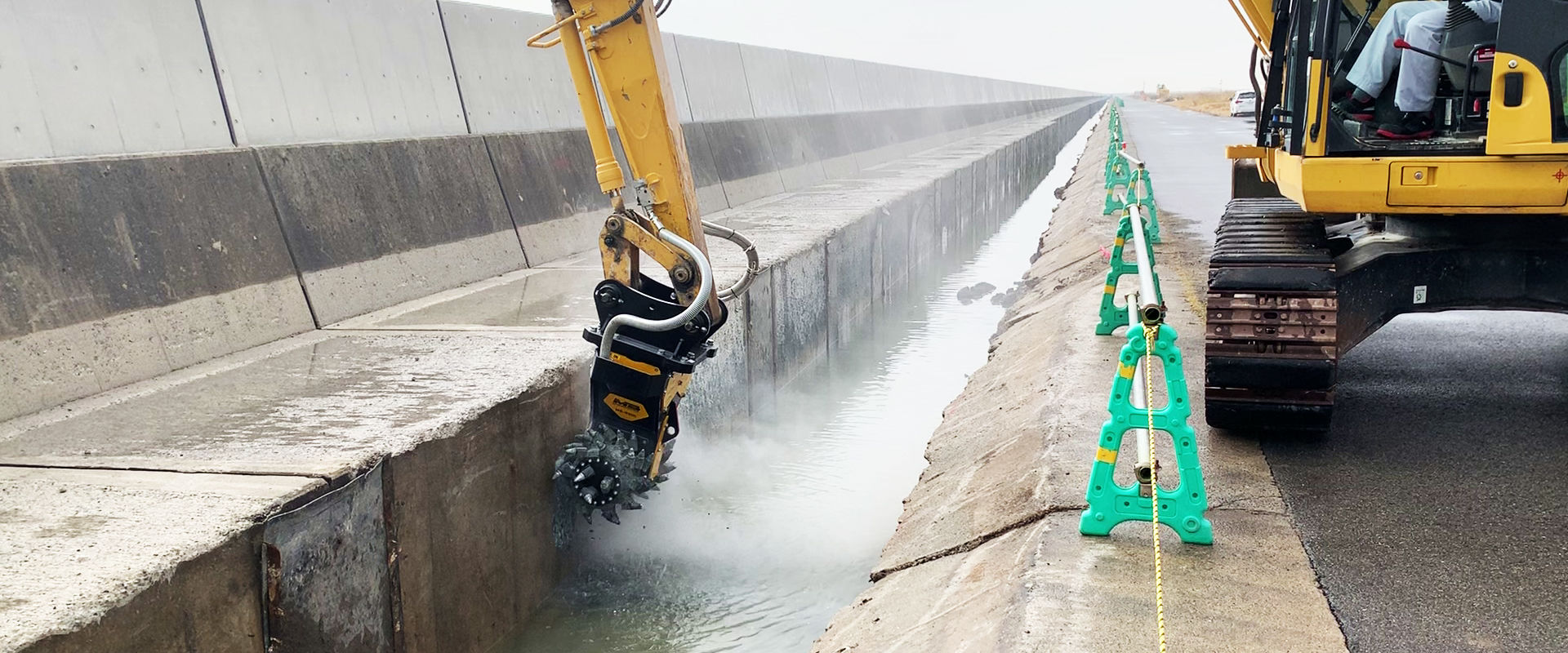 Una fresa Idraulica MB-R800 profila il cemento per l’innalzamento di un argine per proteggere le infrastrutture dalle mareggiate.