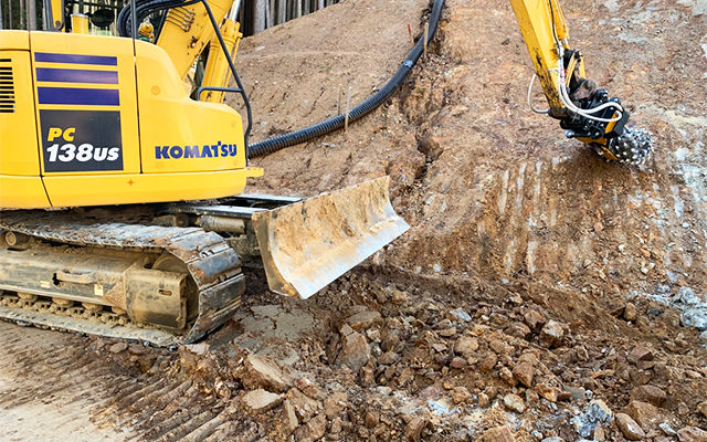 Una fresa idraulica MB-R700 livella le pareti rocciose per l’ampliamento di un tratto di strada in montagna. 