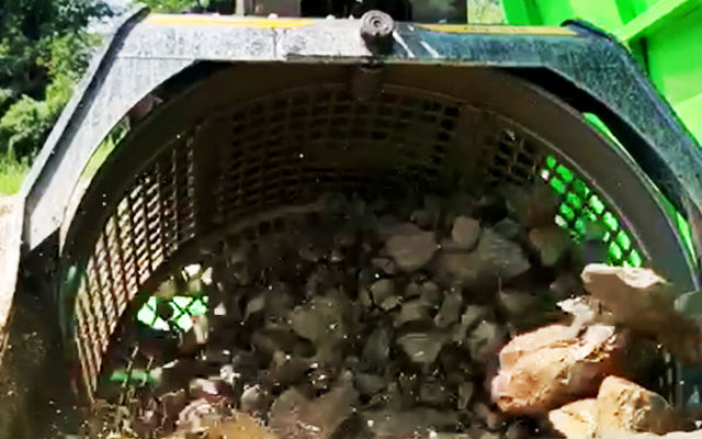 The MB screening bucket is cleaning stones in a watertight container. 