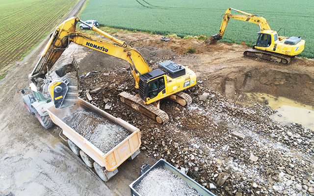 Un concasseur à mâchoires MB Crusher BF135.8 utilisé comme station de recyclage pour obtenir des agrégats sur place.