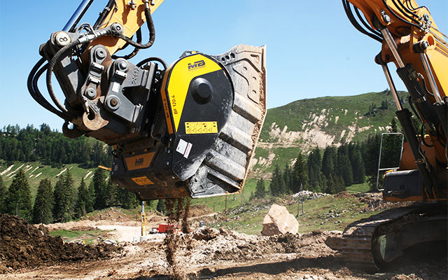 Le BF Frantoio BF120.4 concasse du calcaire pour créer un réservoir.