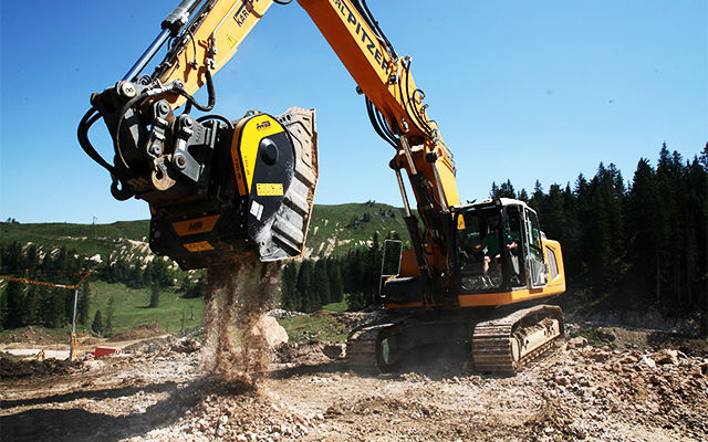 Le BF Frantoio BF120.4 concasse du calcaire pour créer un réservoir.