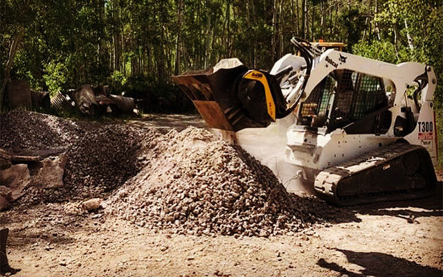 A britagem com a caçamba trituradora MB-L120 permite economizar os custos de transporte do material.