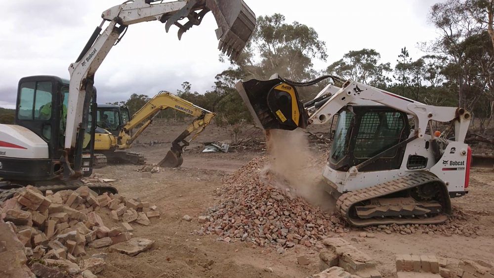 They own an MB Crusher bucket MB-L140 to speed up the work process and save a pile of bucks