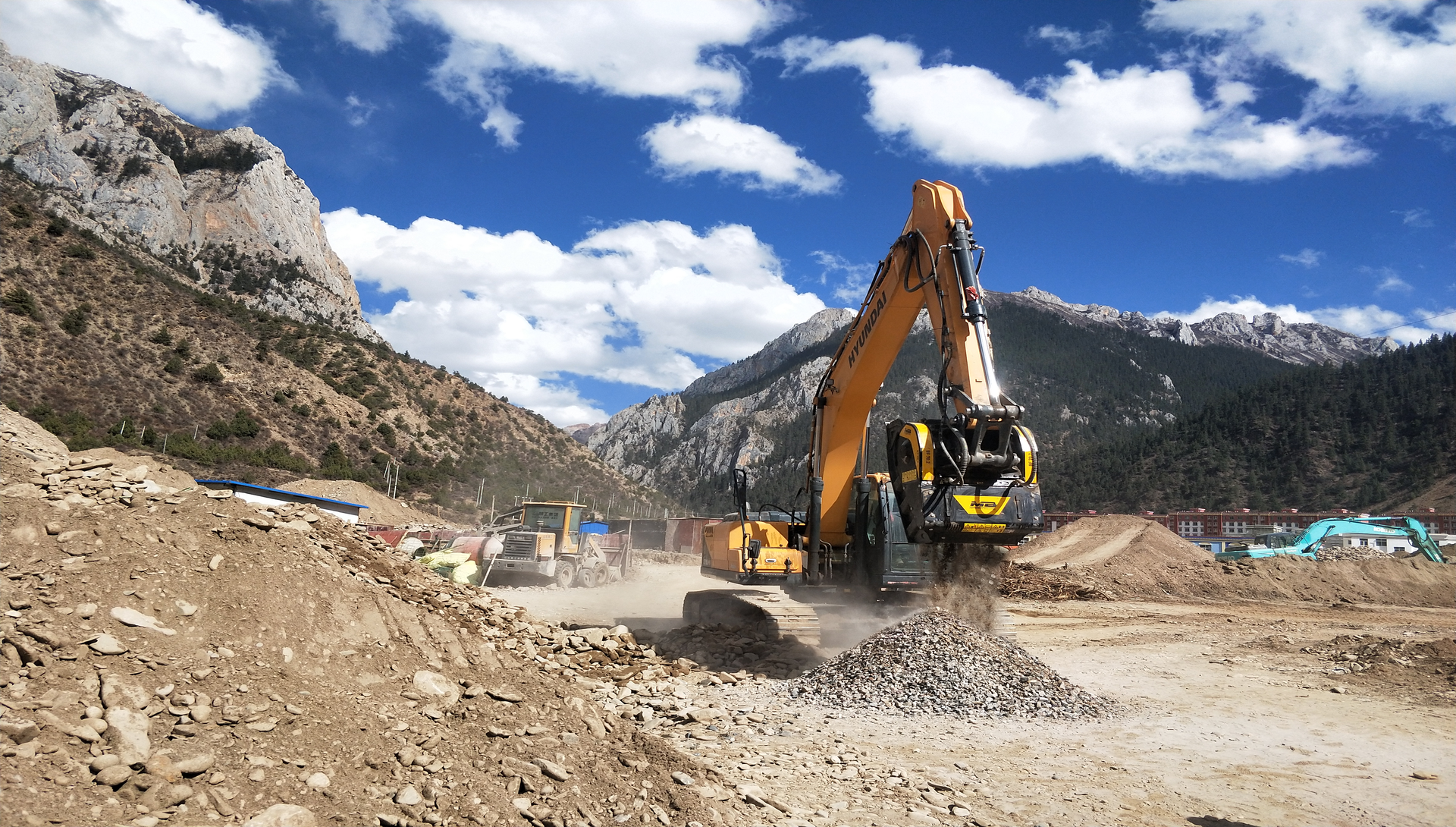 Jaw Crusher BF70.2 crushing riverbed material to produce GSB/WWM material