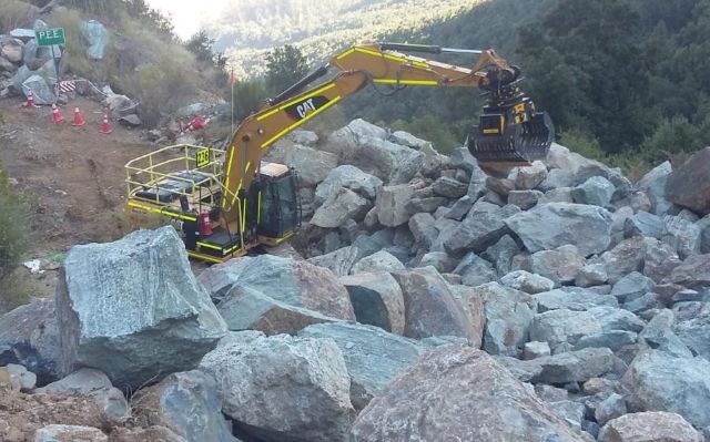 An MB-G1200 sorting grapple installed on a Caterpillar excavator to move rocks and boulders