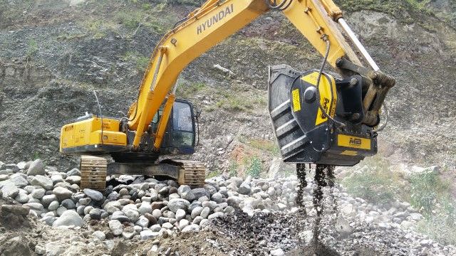 Ahorramos los costos de transporte triturando la piedra del rio directamente en la obra