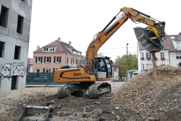 News - Concasseur sur pelle MB CRUSHER, un outil passe partout sur les chantiers