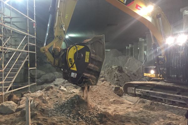 con il frantoio a mascelle per escavatore MB Crusher il materiale di scarto si frantuma direttamente sul posto, senza doverlo portare a smaltire con tutte le difficoltà per entrare/uscire dal cantiere sotterraneo