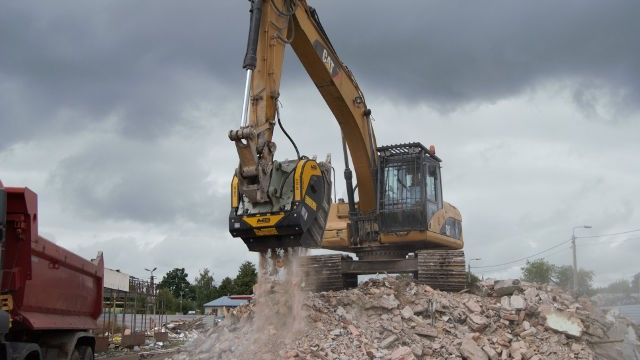 ABBIAMO SCELTO MB CRUSHER PER I BASSI COSTI DI MANUTENZIONE E LA MOBILITA’ DELLA BENNA FRANTOIO.