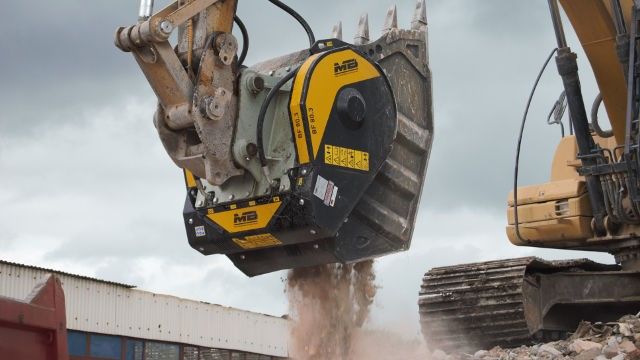 ABBIAMO SCELTO MB CRUSHER PER I BASSI COSTI DI MANUTENZIONE E LA MOBILITA’ DELLA BENNA FRANTOIO.