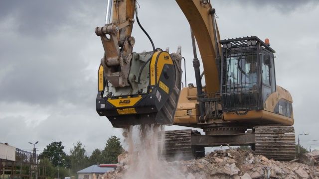 ABBIAMO SCELTO MB CRUSHER PER I BASSI COSTI DI MANUTENZIONE E LA MOBILITA’ DELLA BENNA FRANTOIO.