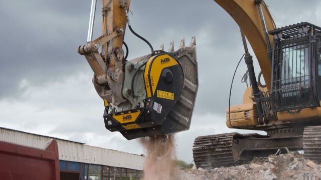 ABBIAMO SCELTO MB CRUSHER PER I BASSI COSTI DI MANUTENZIONE E LA MOBILITA’ DELLA BENNA FRANTOIO.