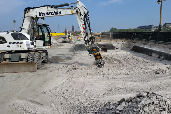 La fresa MB-R800 sta lavorando per un grande e importante progetto: la restaurazione del ponte BV Augustusbrücke a Dresda, in Germania. La fresa MB-R800 sta lavorando per un grande e importante progetto: la restaurazione del ponte BV Augustusbrücke a Dresda, in Germania.