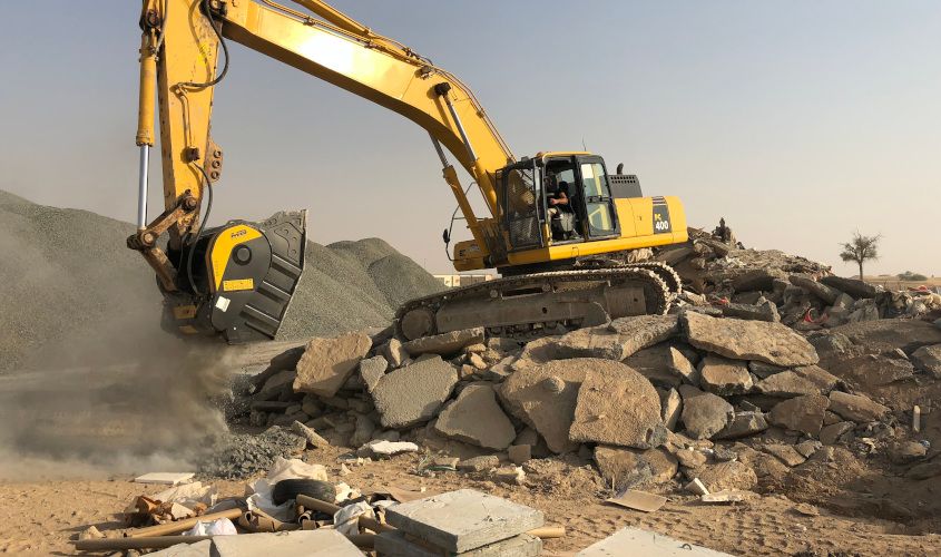 The BF120.4 crusher bucket reduces concrete and asphalt slabs, obtaining material suitable for the construction of embankments and road foundations directly on site. The BF120.4 crusher bucket reduces concrete and asphalt slabs, obtaining material suitable for the construction of embankments and road foundations directly on site.