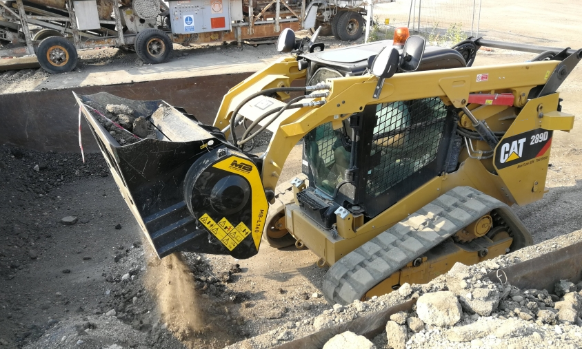 The MB-L160 crusher bucket reduces the volume of the asphalt before it’s fed into the recycling plant. The MB-L160 crusher bucket reduces the volume of the asphalt before it’s fed into the recycling plant.