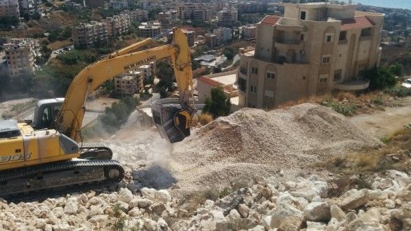 crushed material from the BF90.3 crusher bucket is reused as backfill for a building’s foundation. 