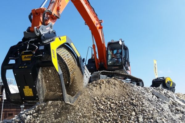 с помощью просеивающего ковша MB Crusher можно утилизировать все отходы прямо на месте