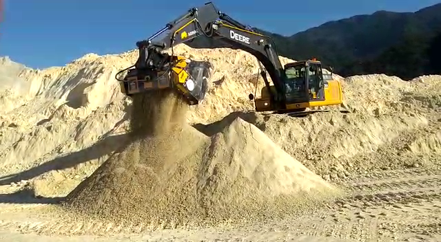 Ein Schaufelseparator MB-HDS323 arbeitet in einem Kalklager, um ihn zu trocknen und die durch Feuchtigkeit entstandenen Klumpen zu zerkleinern. Ein Schaufelseparator MB-HDS323 arbeitet in einem Kalklager, um ihn zu trocknen und die durch Feuchtigkeit entstandenen Klumpen zu zerkleinern.
