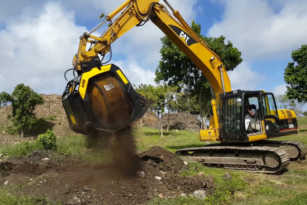 A MB-S18 installed on a CAT excavator is screening soil. A MB-S18 installed on a CAT excavator is screening soil.