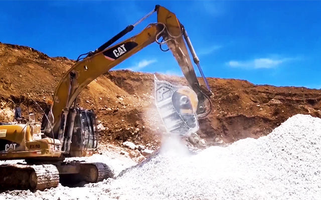 cuchara trituradora BF90.3 instalada en una excavadora Hyundai